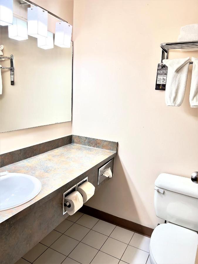 Super 8 By Wyndham Whitecourt Hotell Eksteriør bilde