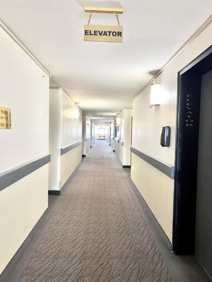 Super 8 By Wyndham Whitecourt Hotell Eksteriør bilde