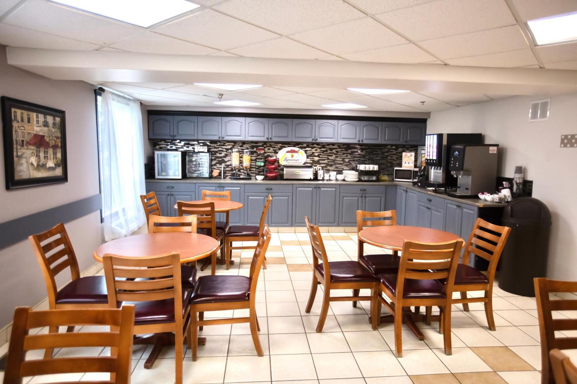 Super 8 By Wyndham Whitecourt Hotell Eksteriør bilde