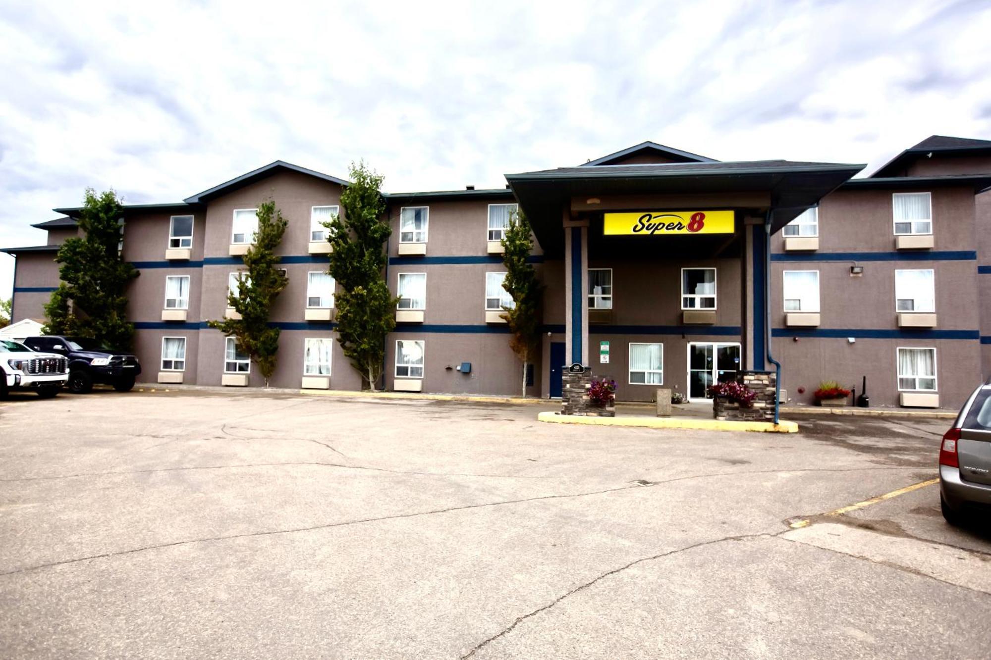 Super 8 By Wyndham Whitecourt Hotell Eksteriør bilde