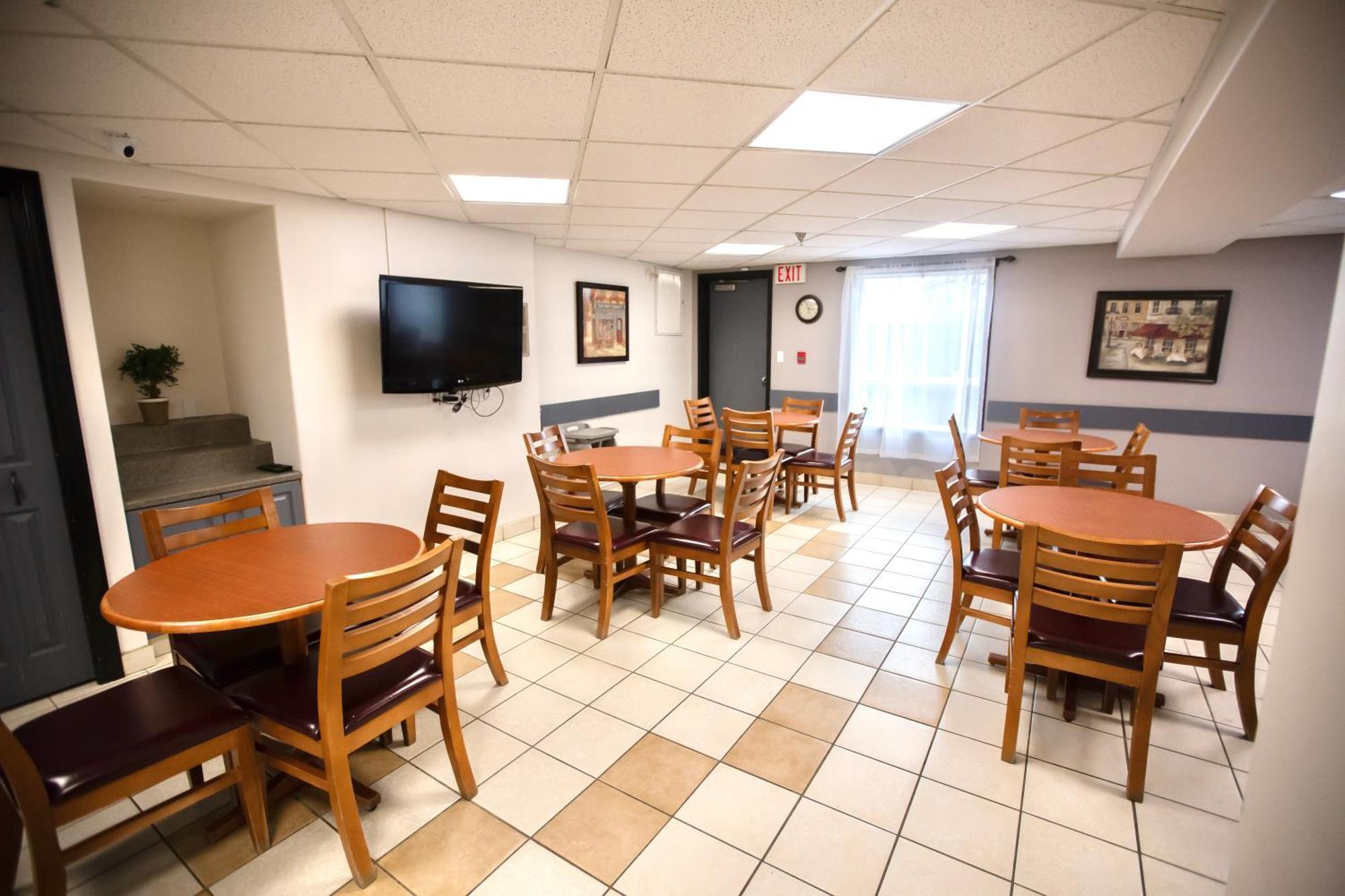 Super 8 By Wyndham Whitecourt Hotell Eksteriør bilde