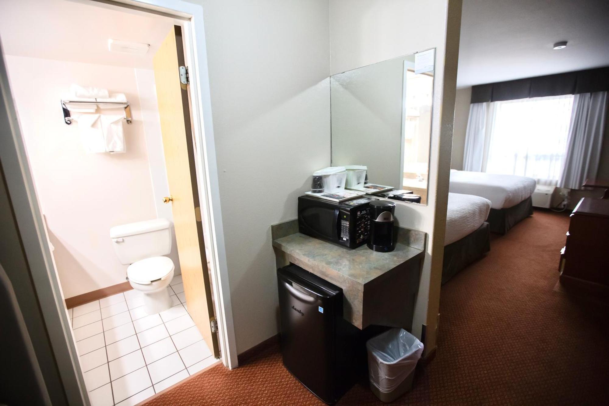 Super 8 By Wyndham Whitecourt Hotell Eksteriør bilde