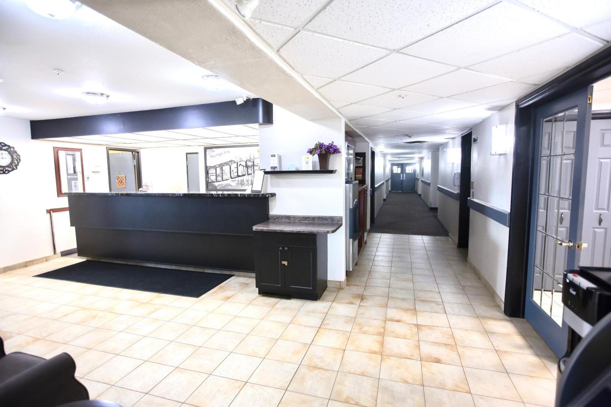 Super 8 By Wyndham Whitecourt Hotell Eksteriør bilde