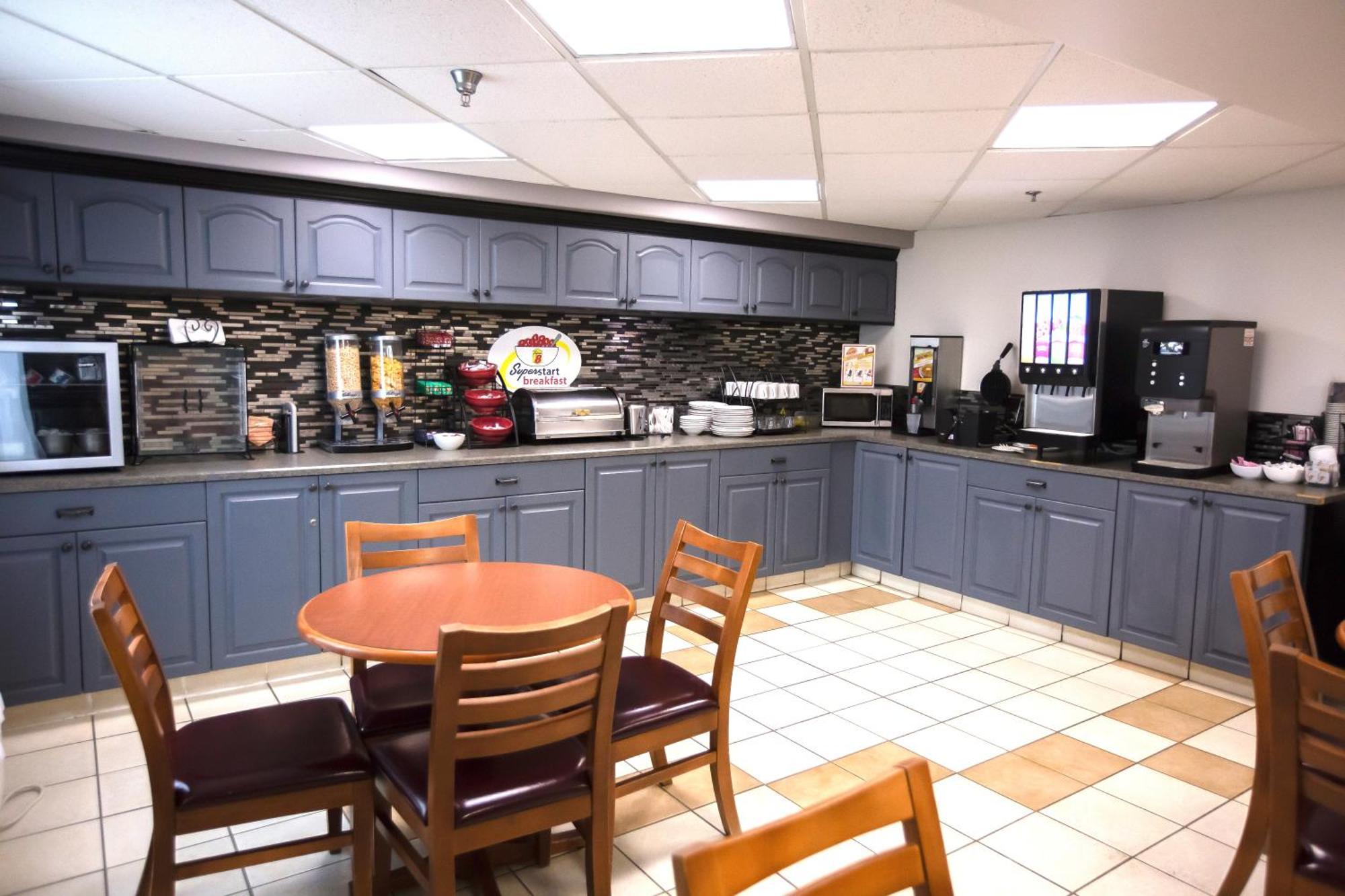Super 8 By Wyndham Whitecourt Hotell Eksteriør bilde