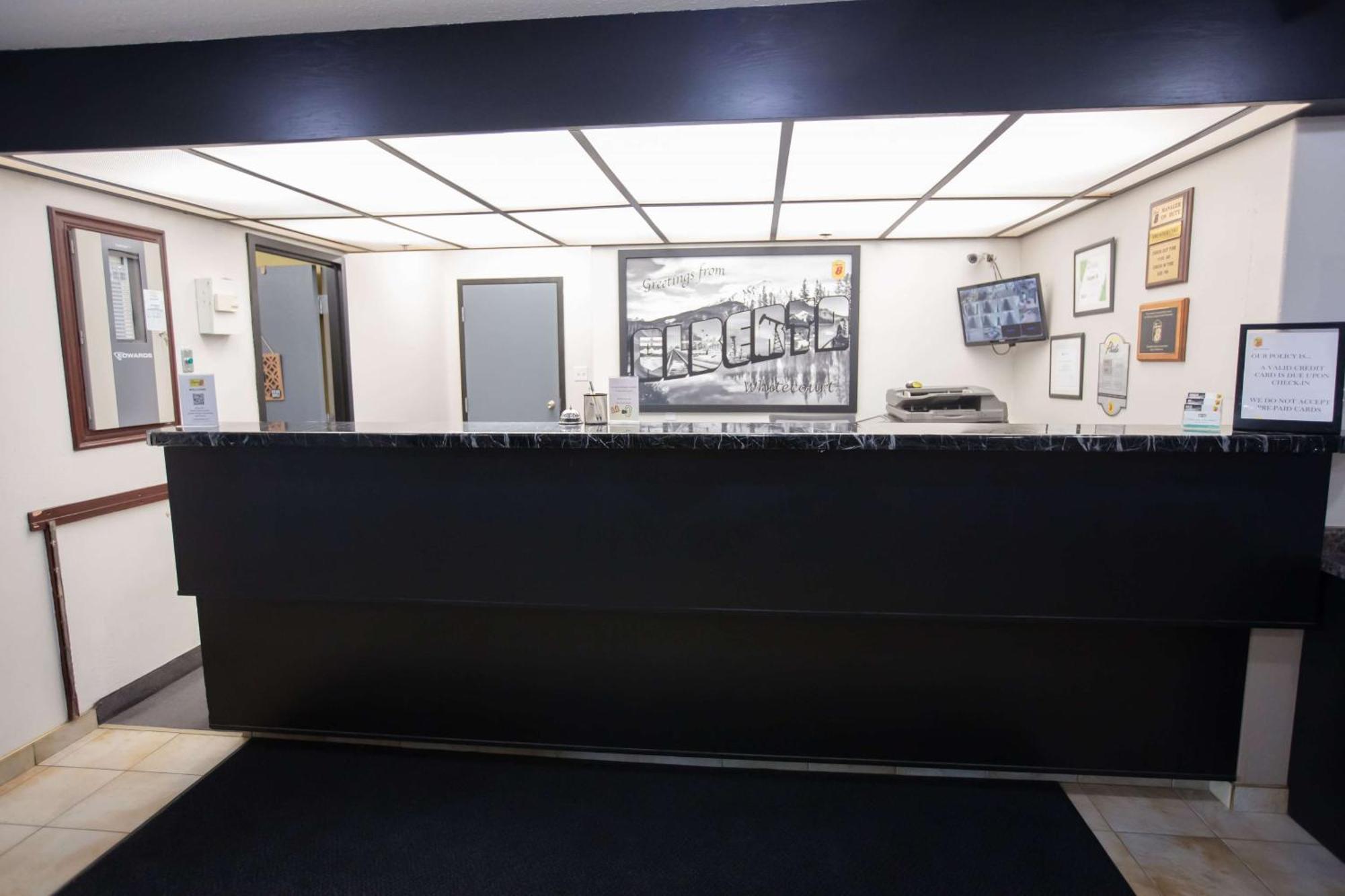 Super 8 By Wyndham Whitecourt Hotell Eksteriør bilde