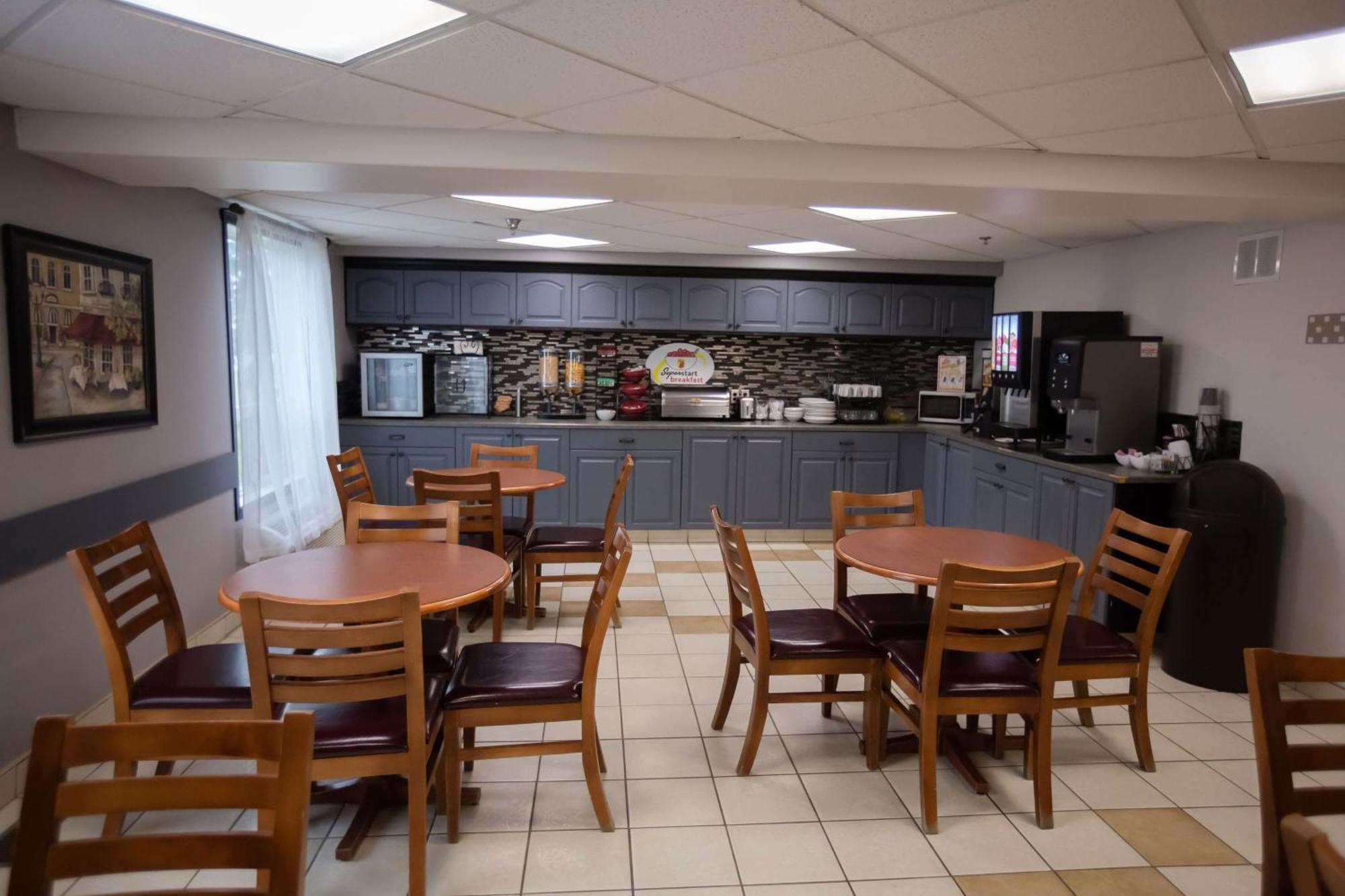 Super 8 By Wyndham Whitecourt Hotell Eksteriør bilde