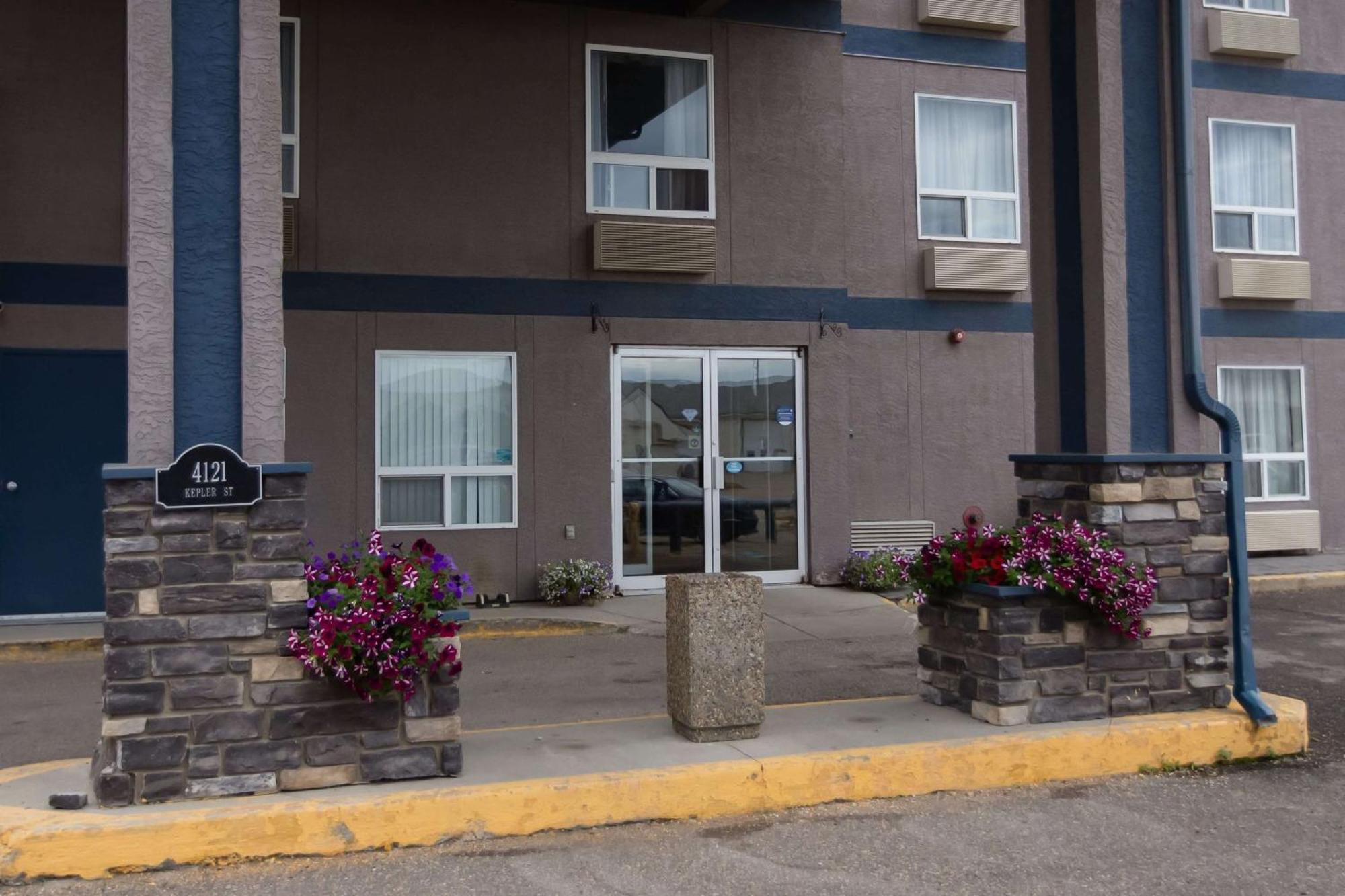 Super 8 By Wyndham Whitecourt Hotell Eksteriør bilde