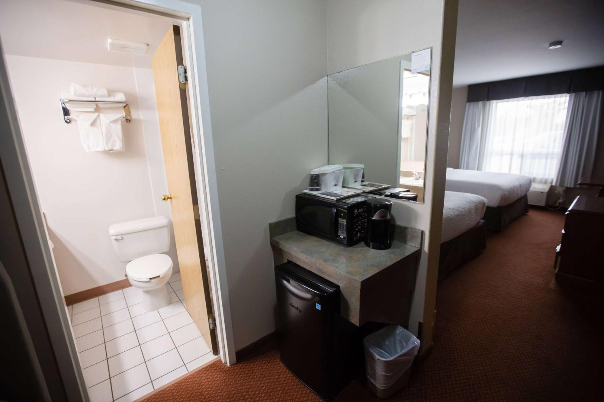 Super 8 By Wyndham Whitecourt Hotell Eksteriør bilde