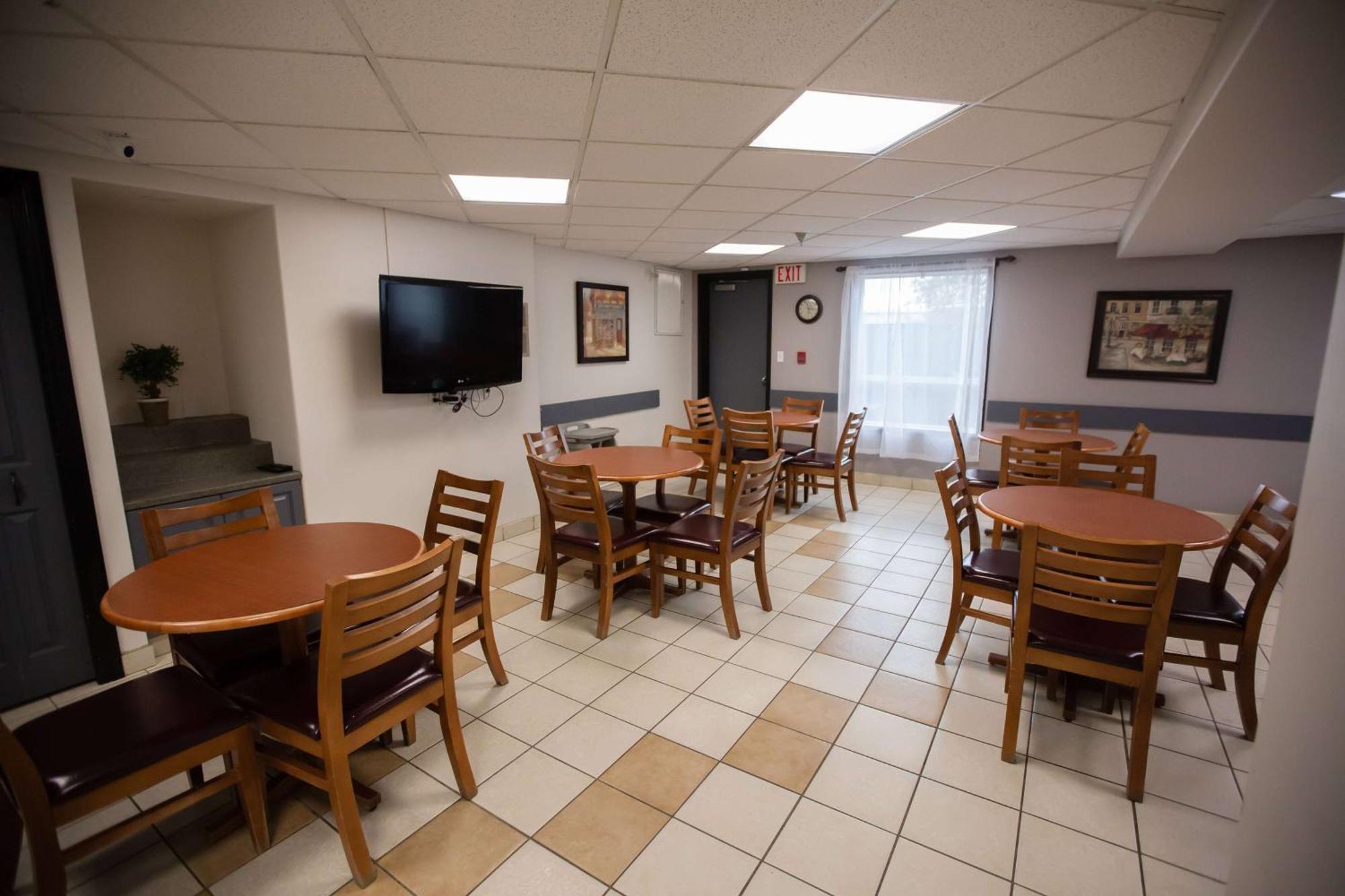 Super 8 By Wyndham Whitecourt Hotell Eksteriør bilde